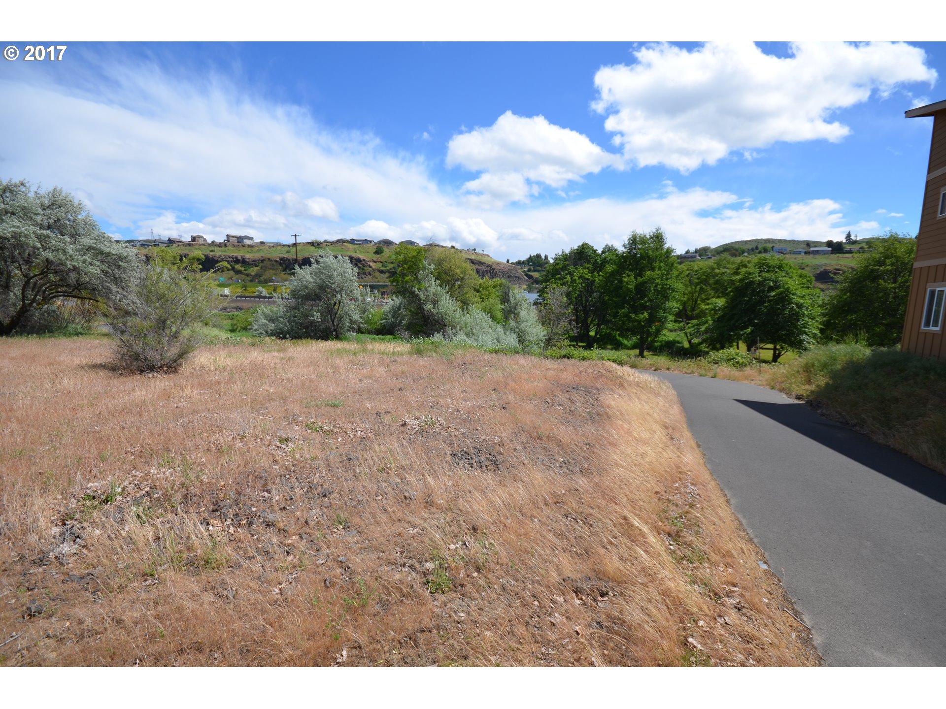 194 HONEYSUCKLE LN, The Dalles, OR 97058