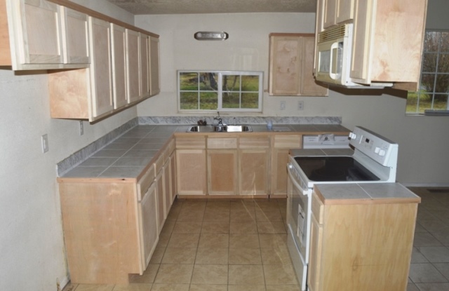 312 SE Ivy StMill City, OR, 97360Linn County