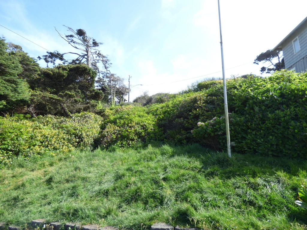 1117 NW 8th St, Lincoln City, OR 97367