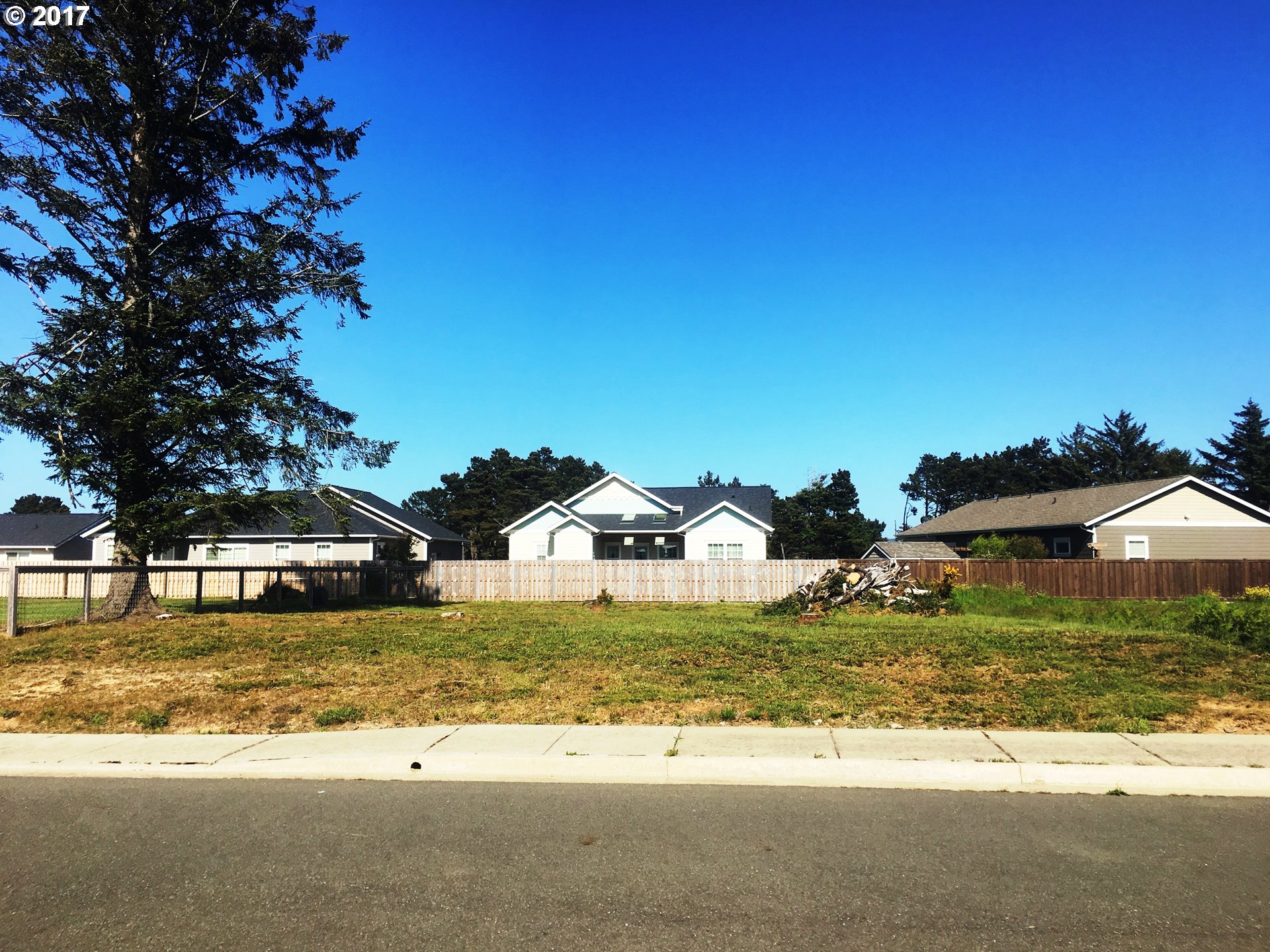 2660 HARRISON AVE SW, Bandon, OR 97411