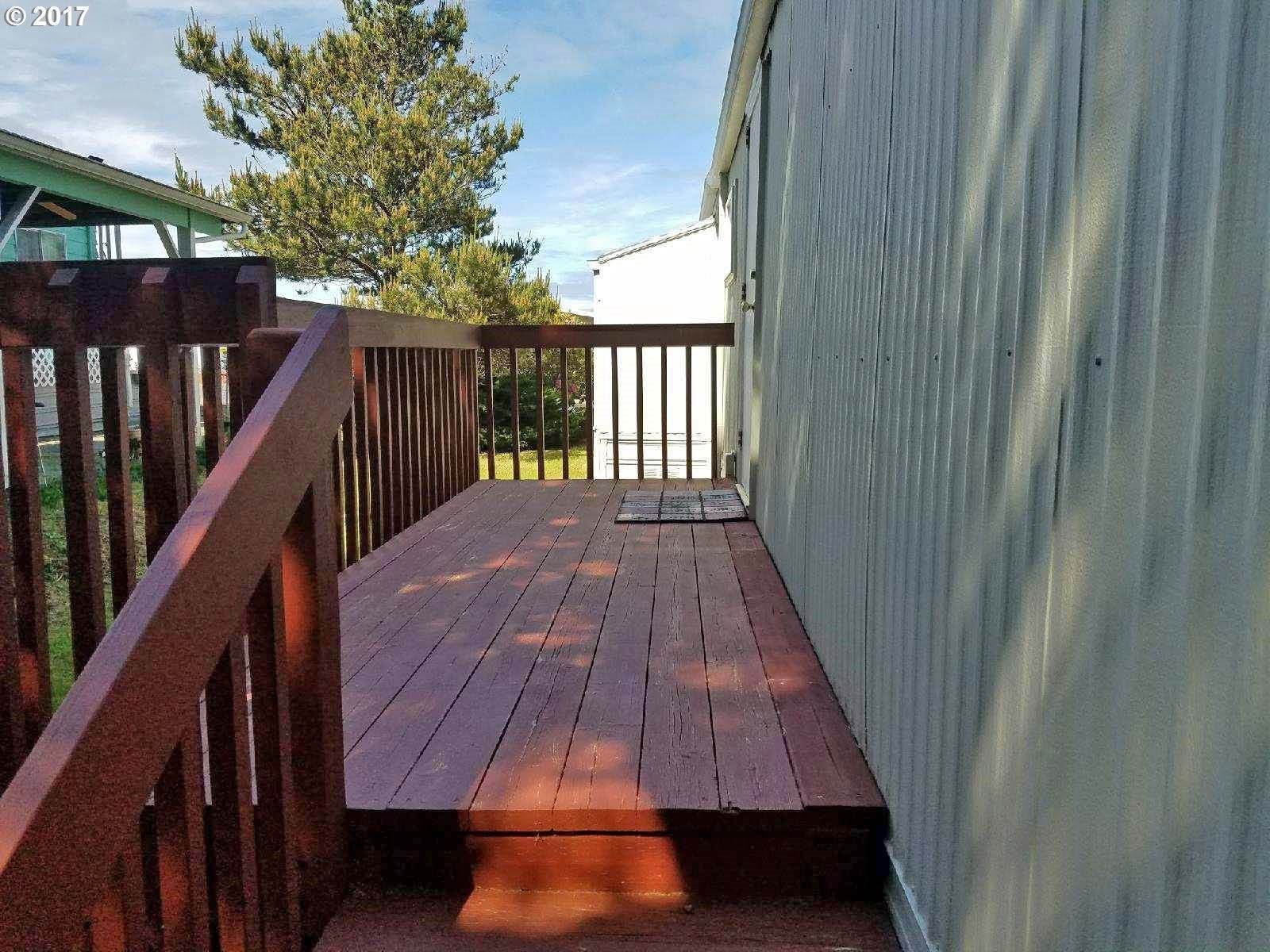 525 Puerto Vista Dr, Coos Bay, OR 97420
