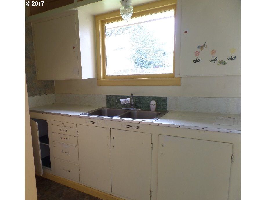 961 SALMON AVE, Coos Bay, OR 97420