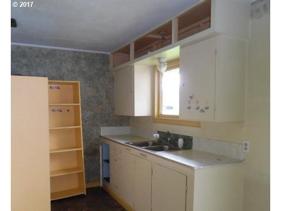 961 SALMON AVE, Coos Bay, OR 97420