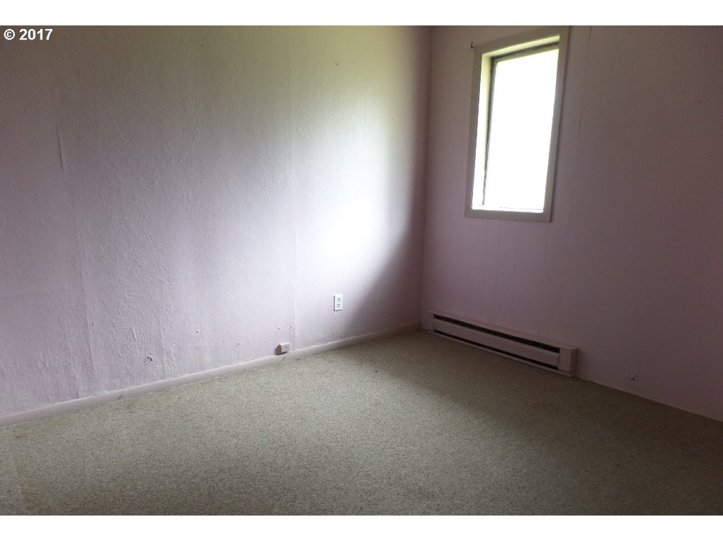 961 SALMON AVE, Coos Bay, OR 97420