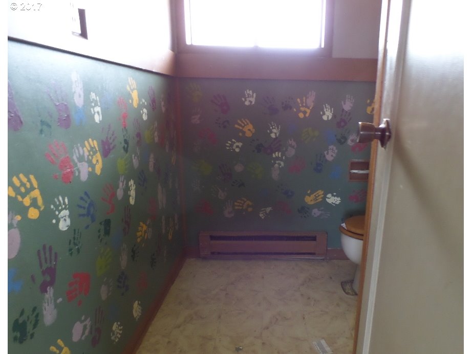 961 SALMON AVE, Coos Bay, OR 97420