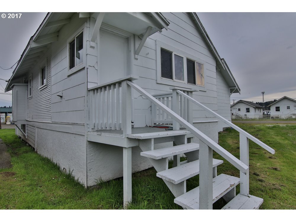 857 S 2ND, Coos Bay, OR 97420