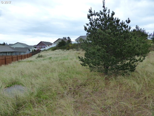 1951 JEFFERSON ST, North Bend, OR 97459