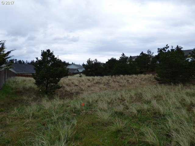 1951 JEFFERSON ST, North Bend, OR 97459