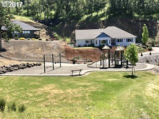 1324 NE ROCKY DR, Roseburg, OR 97470