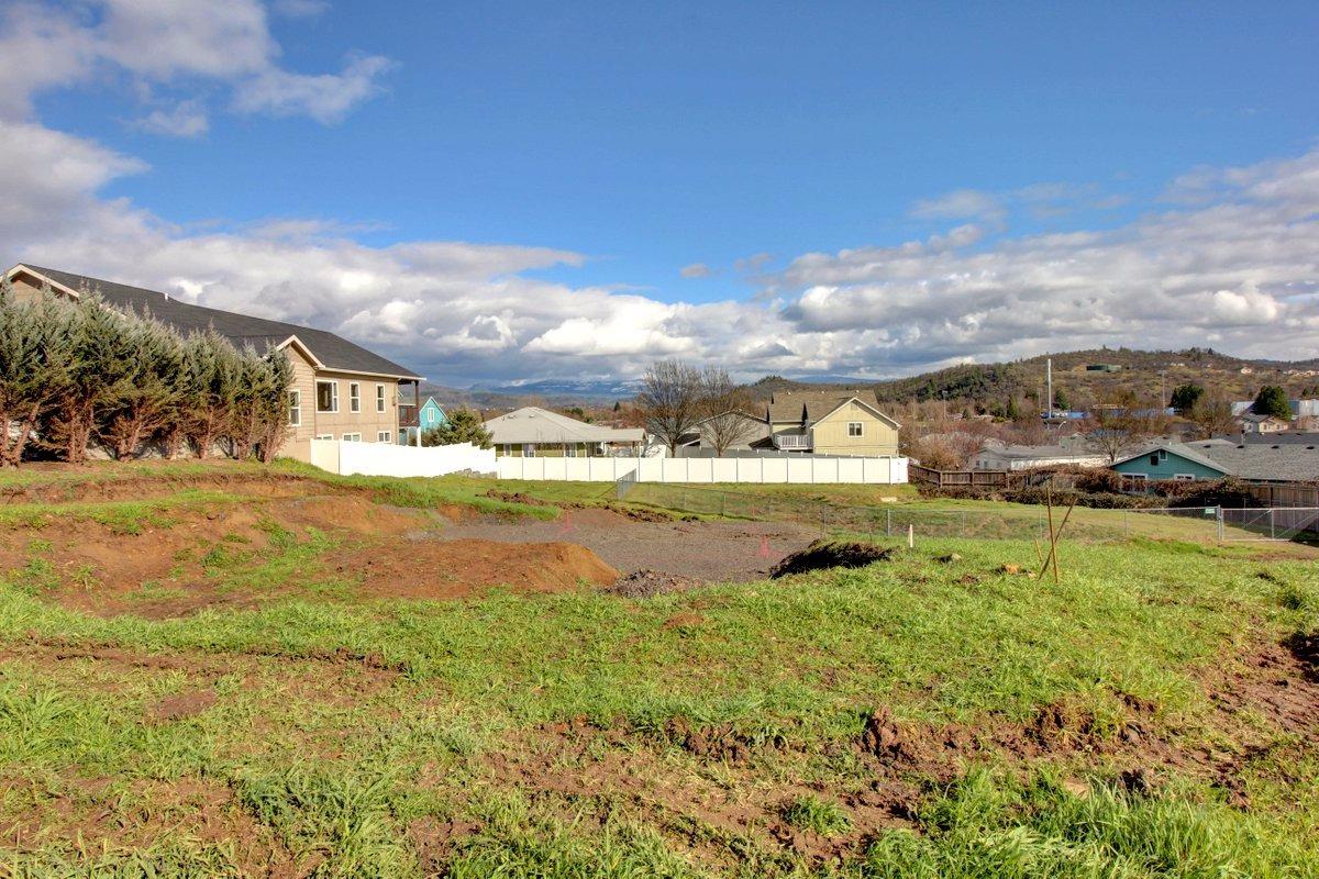 575 N Heights Drive, Eagle Point, OR 97524
