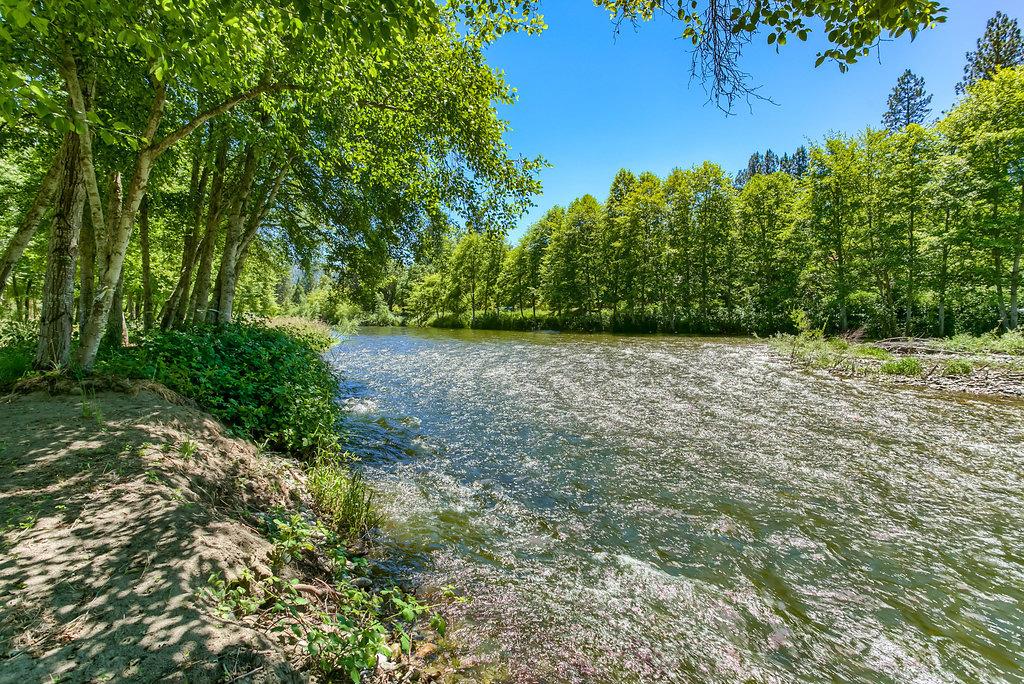 15985 North Applegate Road Road, Grants Pass, OR 97527