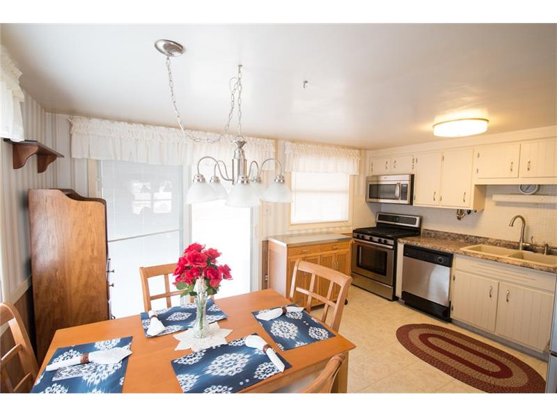 202 Robinhood Dr, Hempfield Twp - Wml, PA 15642
