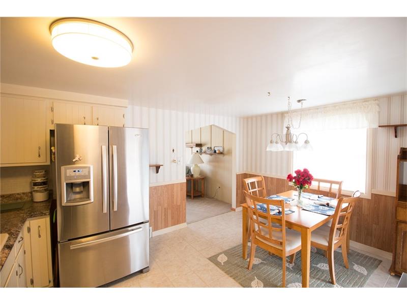 202 Robinhood Dr, Hempfield Twp - Wml, PA 15642