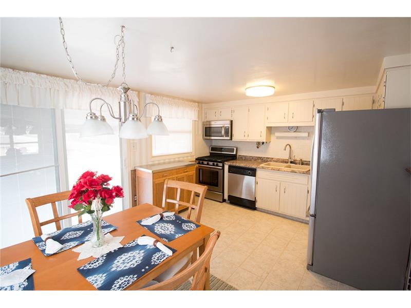 202 Robinhood Dr, Hempfield Twp - Wml, PA 15642