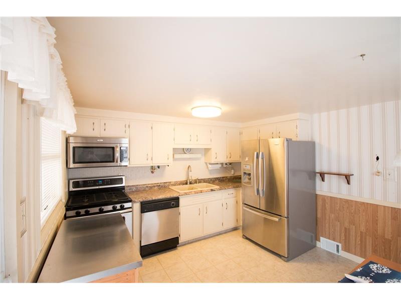 202 Robinhood Dr, Hempfield Twp - Wml, PA 15642