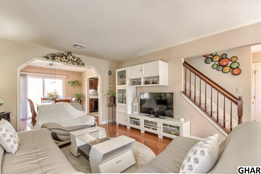 2Ashburg Dr, Mechanicsburg, PA 17050