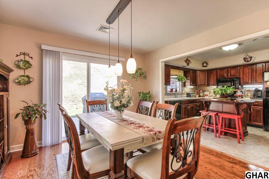 2Ashburg Dr, Mechanicsburg, PA 17050