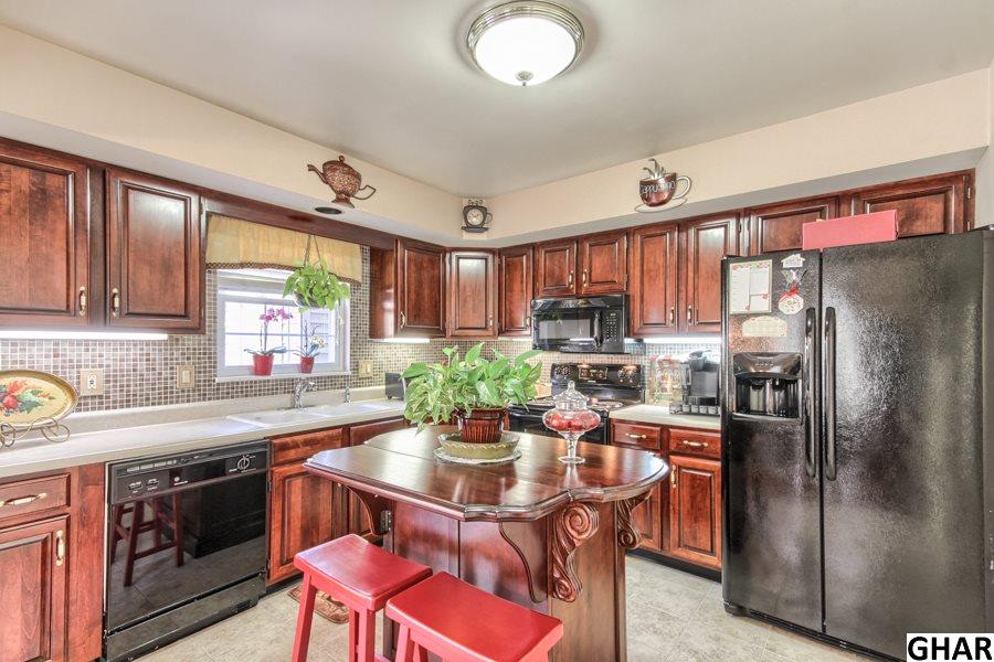 2Ashburg Dr, Mechanicsburg, PA 17050