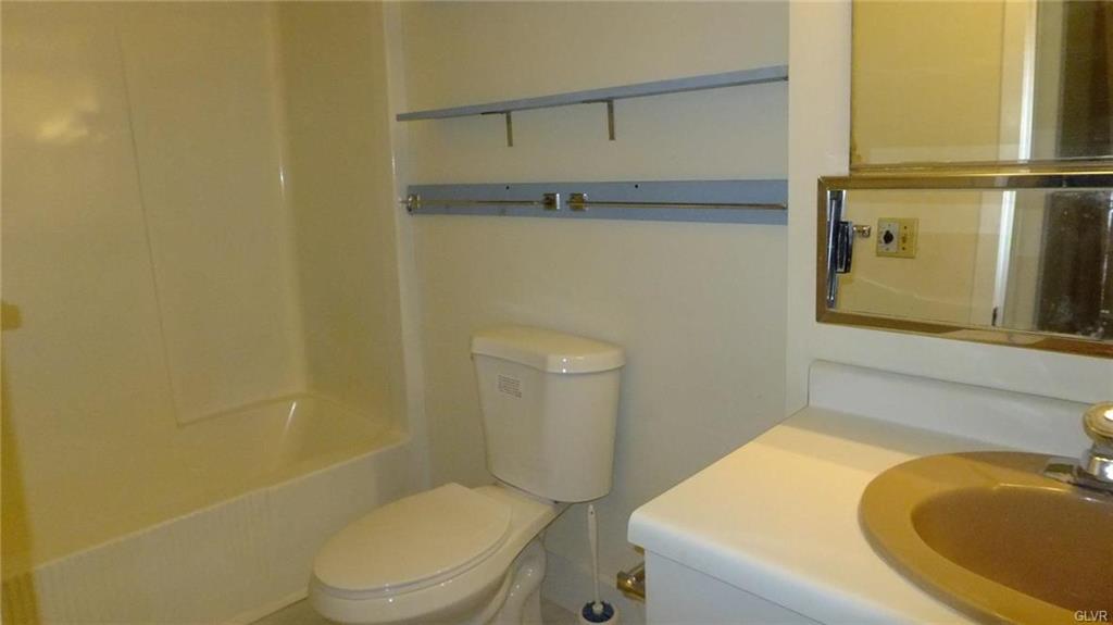 4204Mohican Dr, North Whitehall Twp, PA 18078