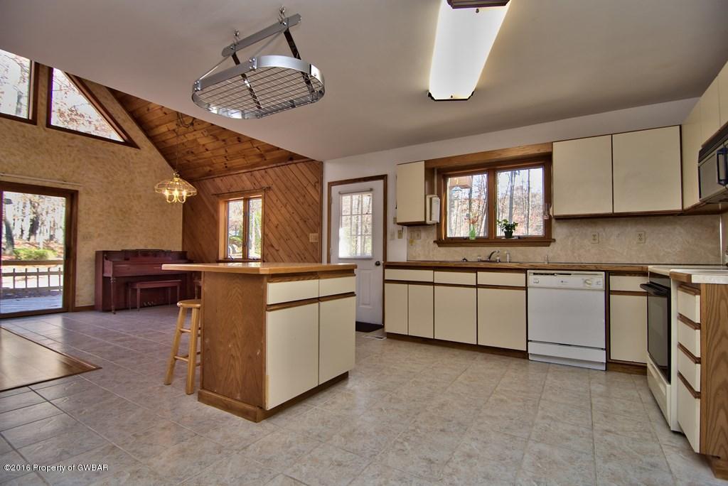 104 Buck Ridge Ln, Drums, PA 18222