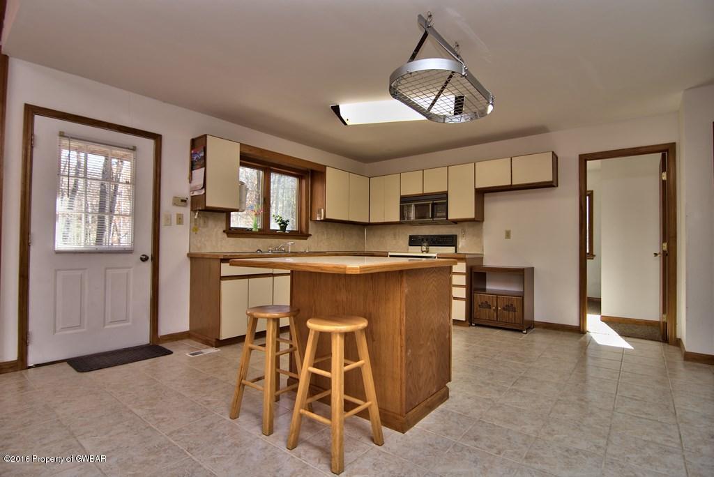 104 Buck Ridge Ln, Drums, PA 18222