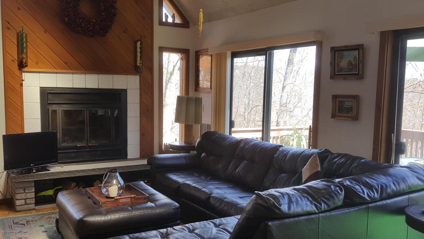 165Bellingham Dr, Bushkill, PA 18324