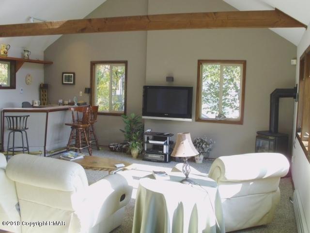 668Clearview Dr, Long Pond, PA 18334