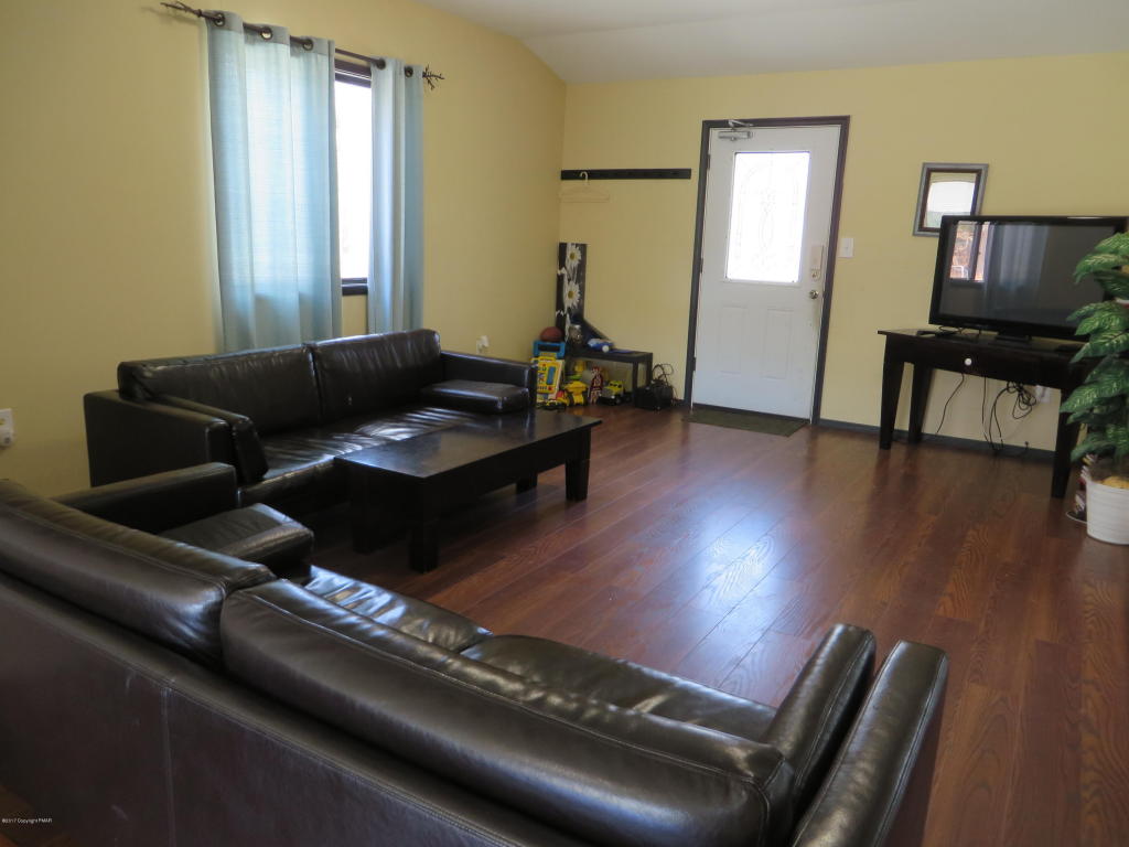 348Centennial Trl, Long Pond, PA 18334