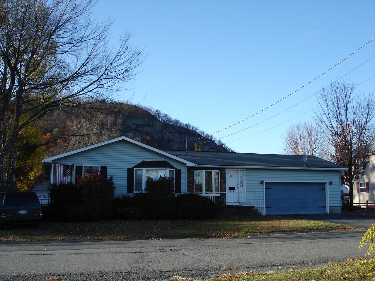 803 Avenue K, Matamoras, PA 18336