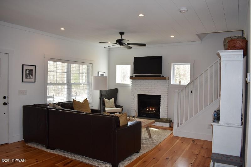 100 Bald Hill Ter, Milford, PA 18337