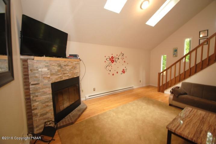 271Wyalusing Dr, Pocono Lake, PA 18347
