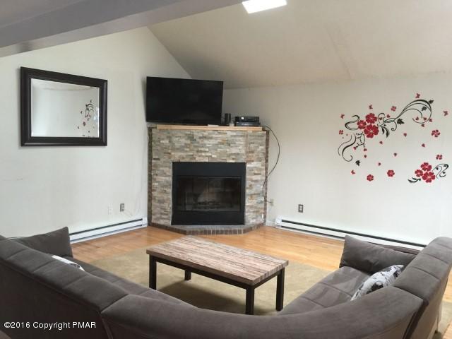 271Wyalusing Dr, Pocono Lake, PA 18347