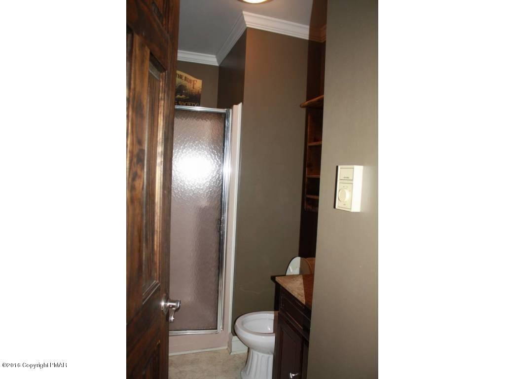 2006Louis Dr, Stroudsburg, PA 18360