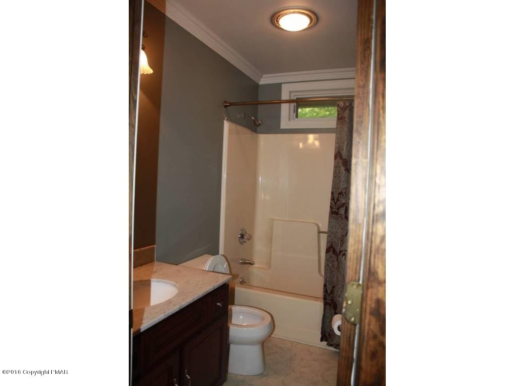 2006Louis Dr, Stroudsburg, PA 18360