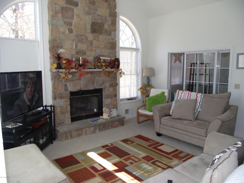 611Galion Dr, Tamiment, PA 18371