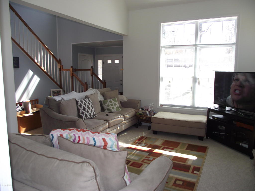 611Galion Dr, Tamiment, PA 18371