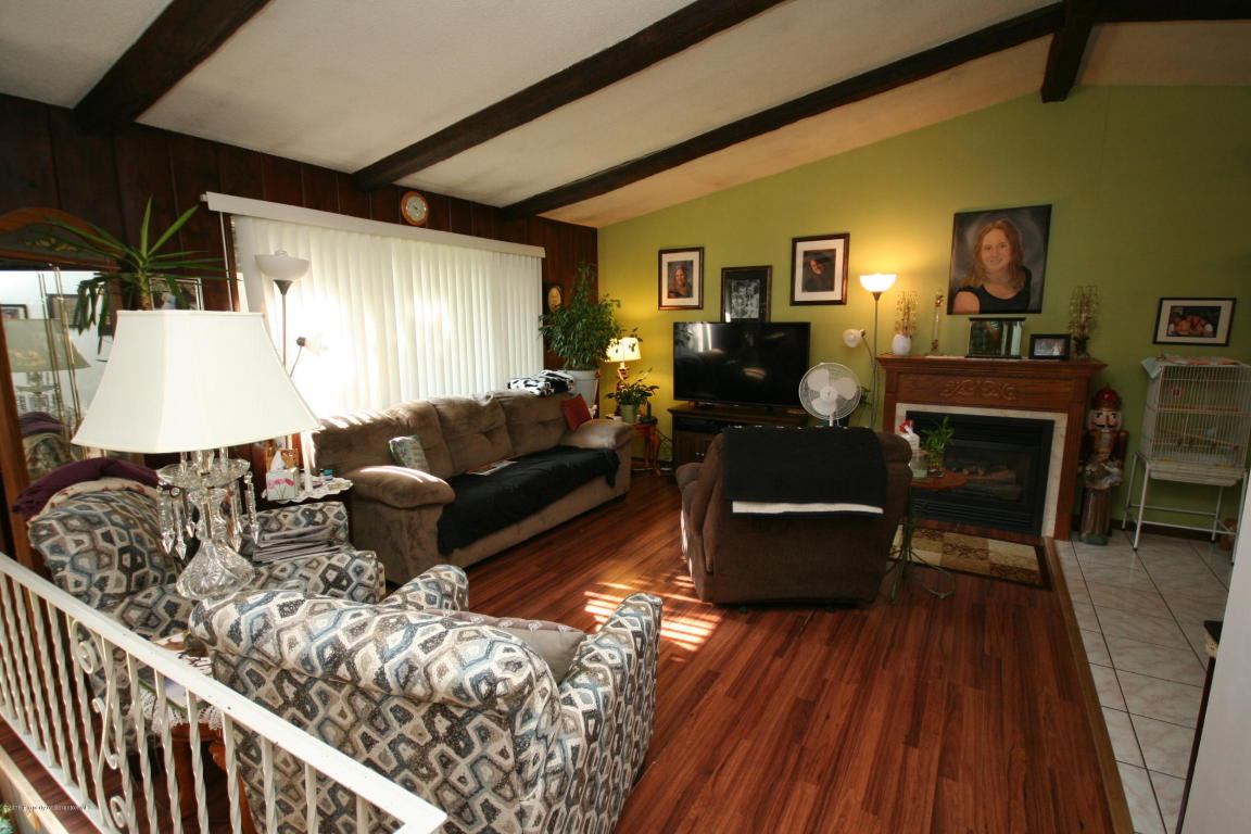 213 Pleasant View Dr, Greenfield Twp, PA 18407