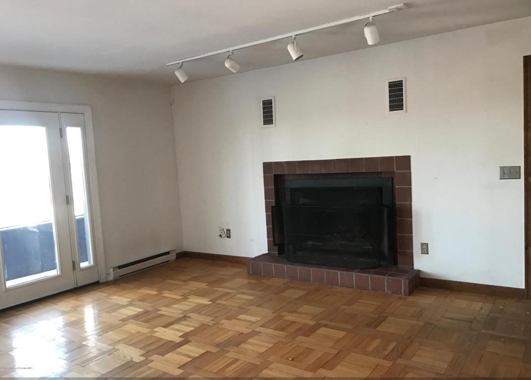 8 Orchard Ln, Clarks Summit, PA 18411