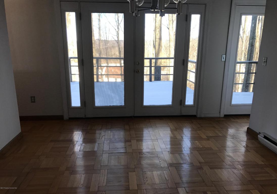 8 Orchard Ln, Clarks Summit, PA 18411