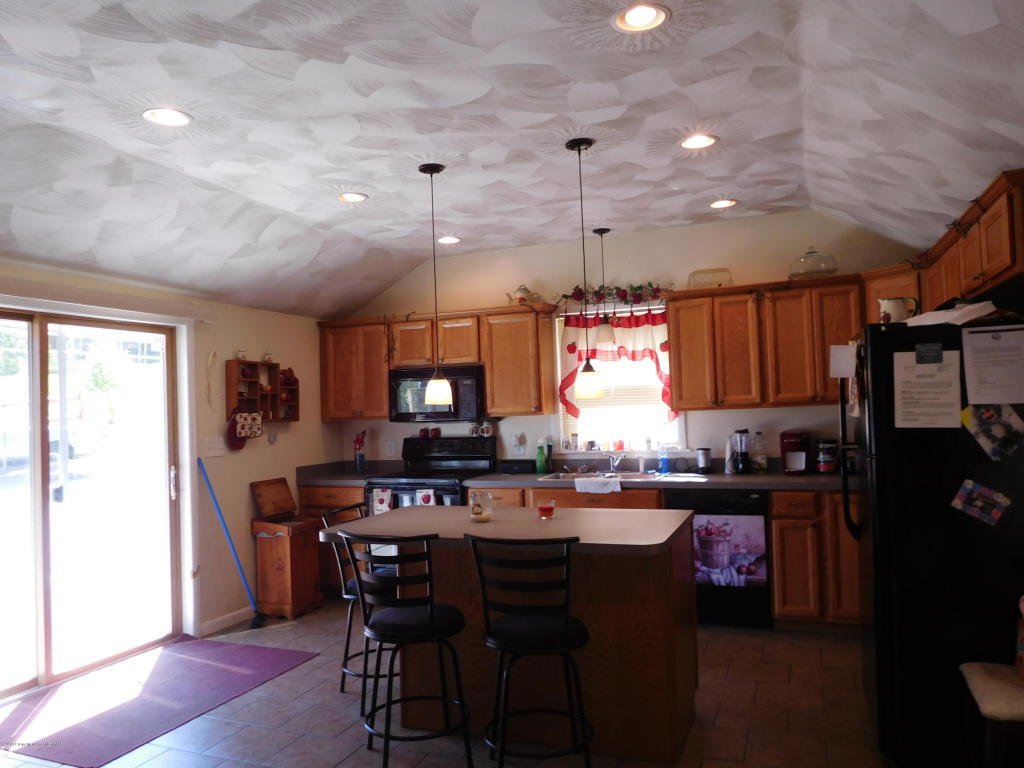 9 Lindley Ave, Factoryville, PA 18419