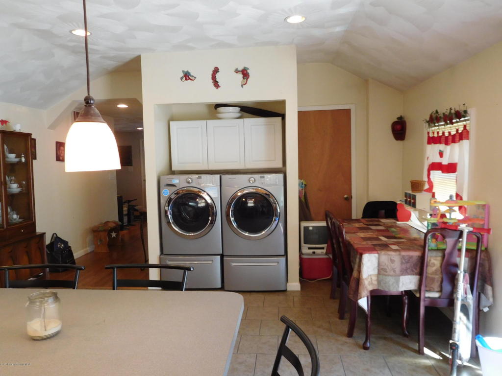 9 Lindley Ave, Factoryville, PA 18419