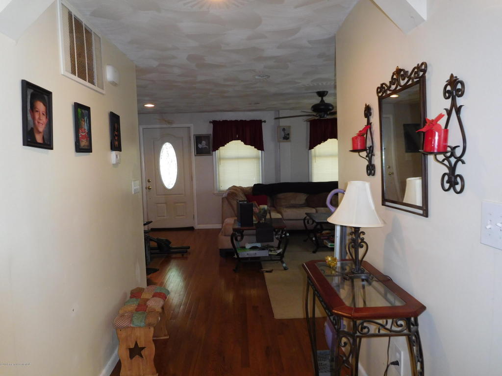 9 Lindley Ave, Factoryville, PA 18419