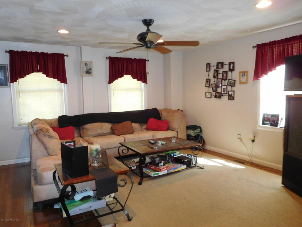 9 Lindley Ave, Factoryville, PA 18419