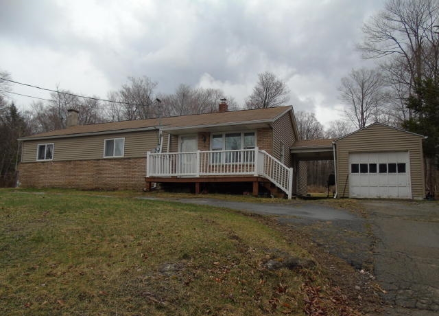 38 Main St, Gouldsboro, PA 18424