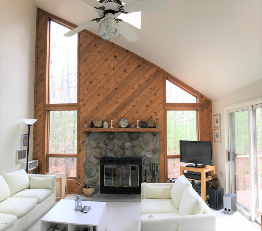 106 Long Pine Rd, Greeley, PA 18425