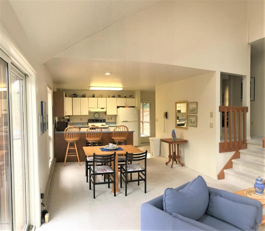 106 Long Pine Rd, Greeley, PA 18425