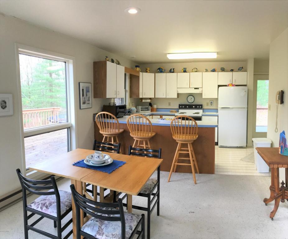 106 Long Pine Rd, Greeley, PA 18425