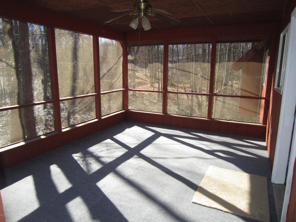 404 Maple Ridge Dr, Lords Valley, PA 18428