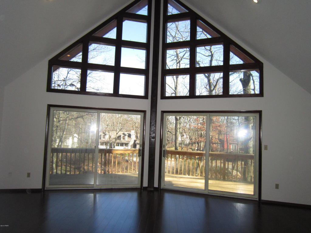 404 Maple Ridge Dr, Lords Valley, PA 18428