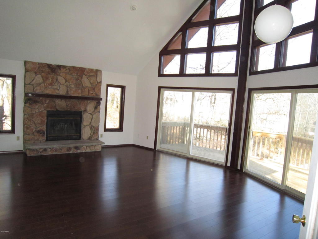 404 Maple Ridge Dr, Lords Valley, PA 18428